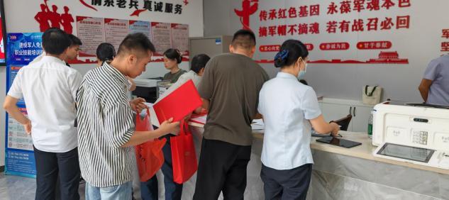 建行抚州乐安支行客户经理黄兰金为客户办理社保卡激活服务(易云凯 摄)