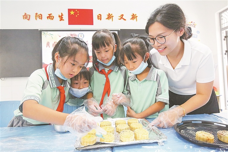 大余县：制作月饼 了解中秋习俗（图）