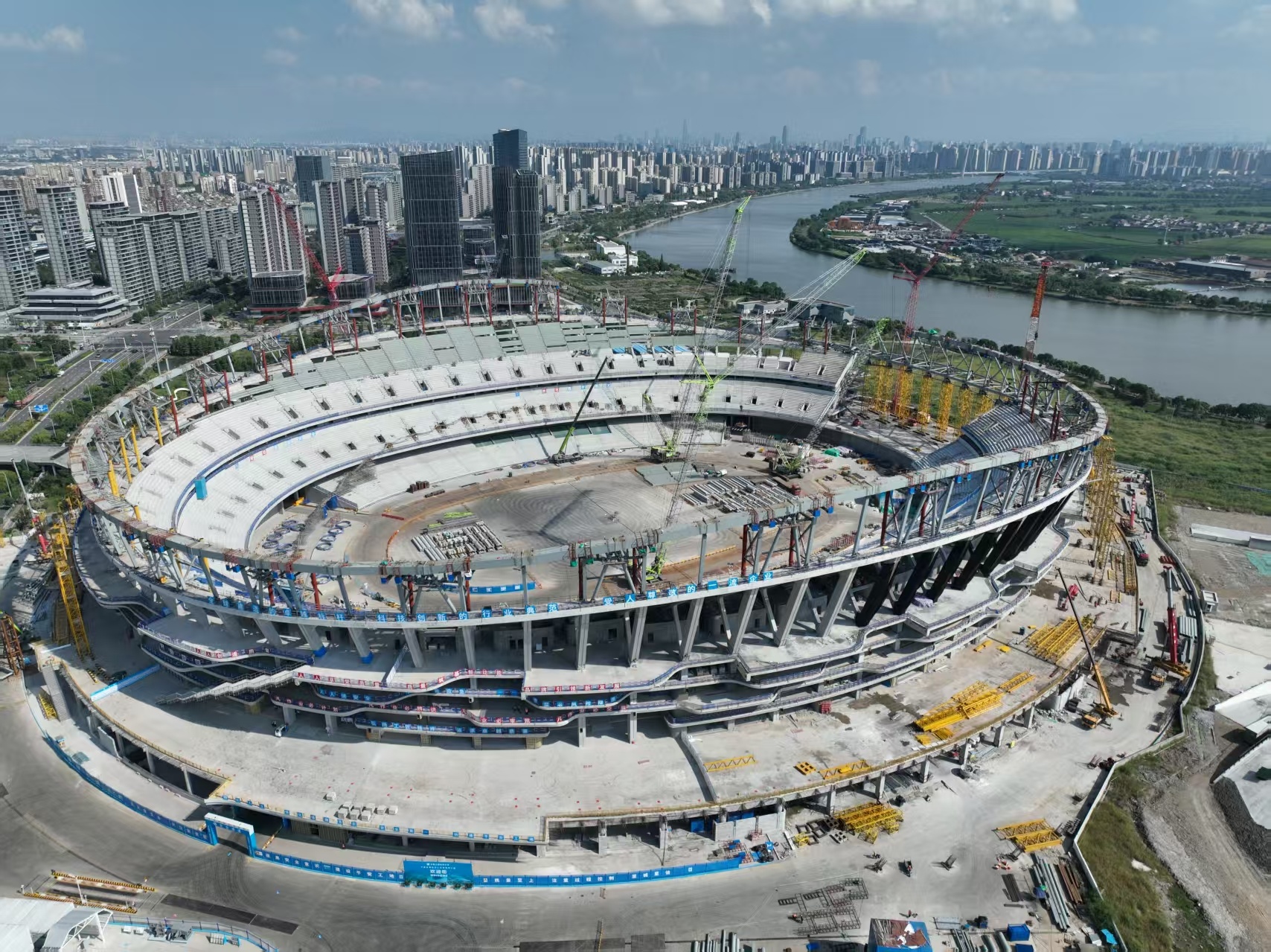“超级工地”迎来建筑“钢铁侠”