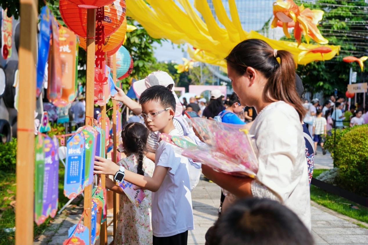 烟火赴月圆,三区乐团圆 ——桃源街道中秋集市解锁别样佳节乐趣