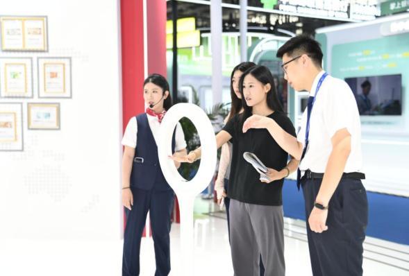 图为河北中行展区全球化展示区 栗晓东/摄