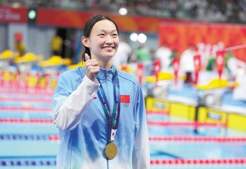 9月20日,在亚运会上李冰洁喜获两枚金牌。图为李冰洁在颁奖仪式后向观众致意。新华社记者 陈泽国摄