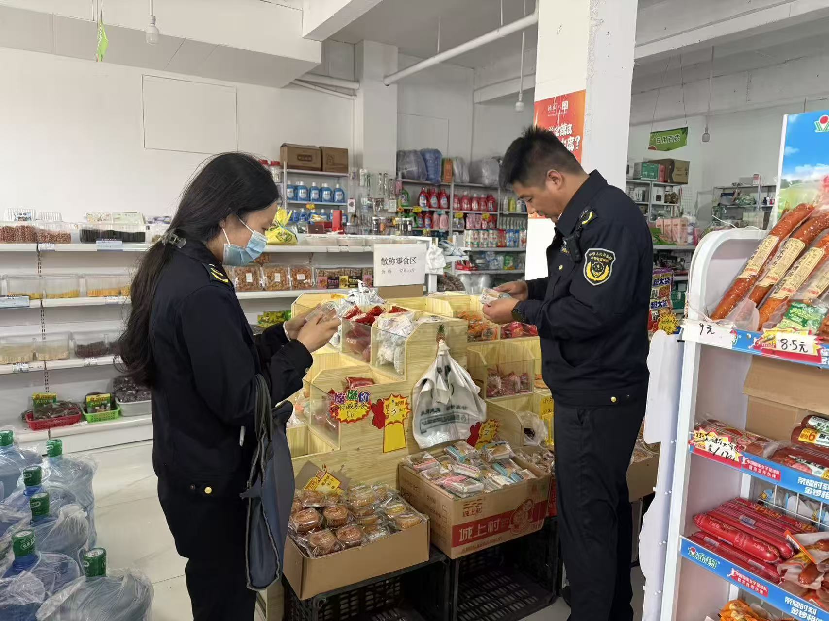 图为执法人员现场检查月饼零售市场质量情况.jpg