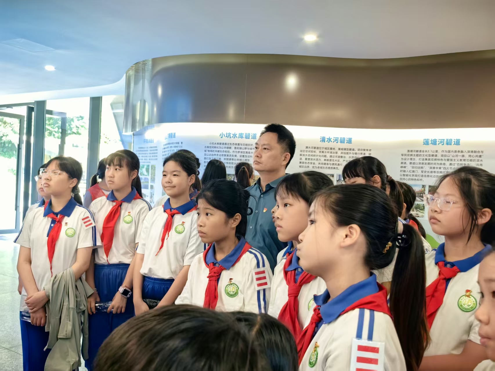 家校社联动为鱼儿寻新家 党建带队建做生态护苗先锋 ——草埔小学开展“为龟鱼寻新家,与自然共生长”生命与生态教育实践活动