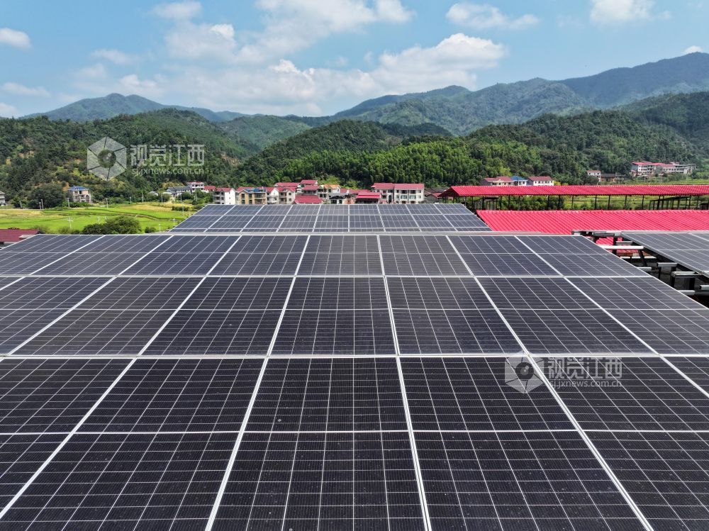 2026年9月20日,江西省吉安市泰和县小龙镇瑶岭村,农房屋顶光伏发电站为乡村振兴提供源源不断的清洁电能。