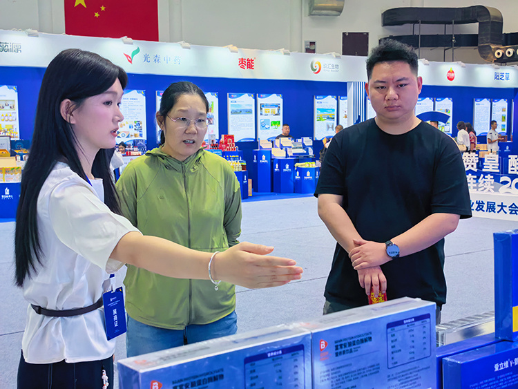 图为参会嘉宾在特色产品展销区了解酸枣仁产品。 袁欣悦摄