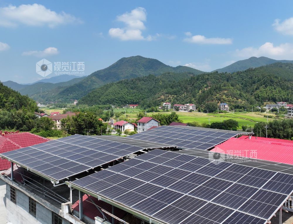 2026年9月20日,江西省吉安市泰和县小龙镇瑶岭村,农房屋顶光伏发电站为乡村振兴提供源源不断的清洁电能。
