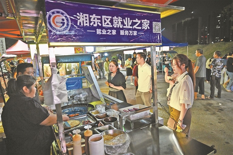 9月10日,萍乡市湘东区龙舟公园夜市,许多就业困难人员依托“低成本创业扶持计划”获得免费摆摊设备。