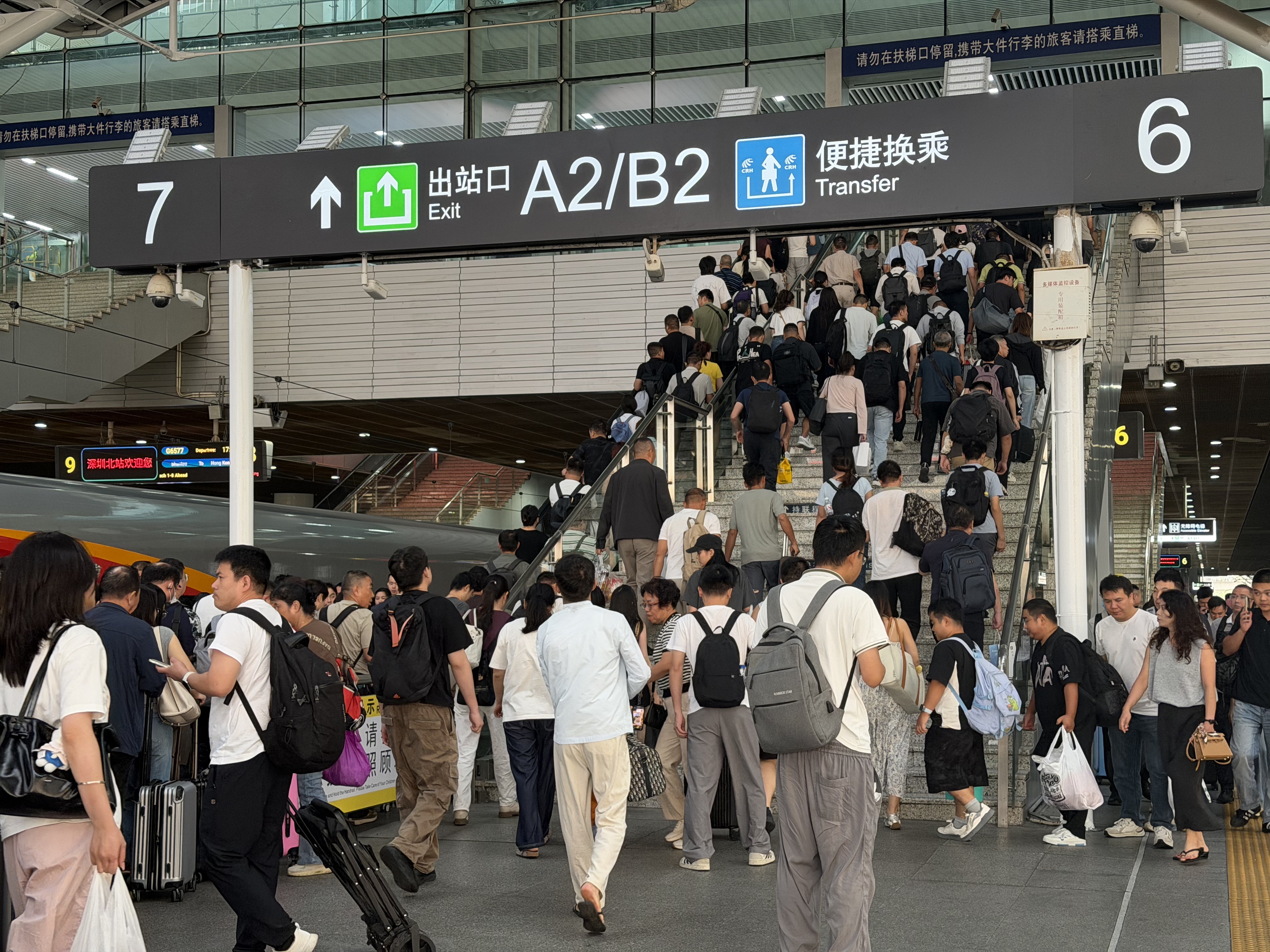 运力拉满保障“两节”出行 深圳铁路加开2400余列旅客列车