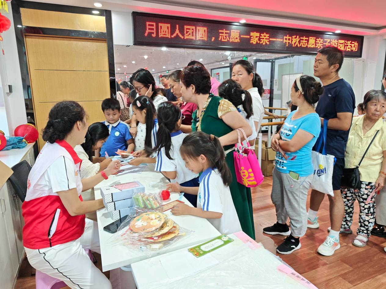 “月圆人团圆,志愿一家亲”——蚝业社区中秋志愿亲子游园活动温馨举行