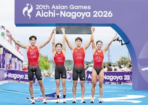 9月21日,中国队选手林鑫瑜、李明旭、黄安琪、张玺瑞(从右至左)在赛后庆祝胜利。新华社记者 邓华摄