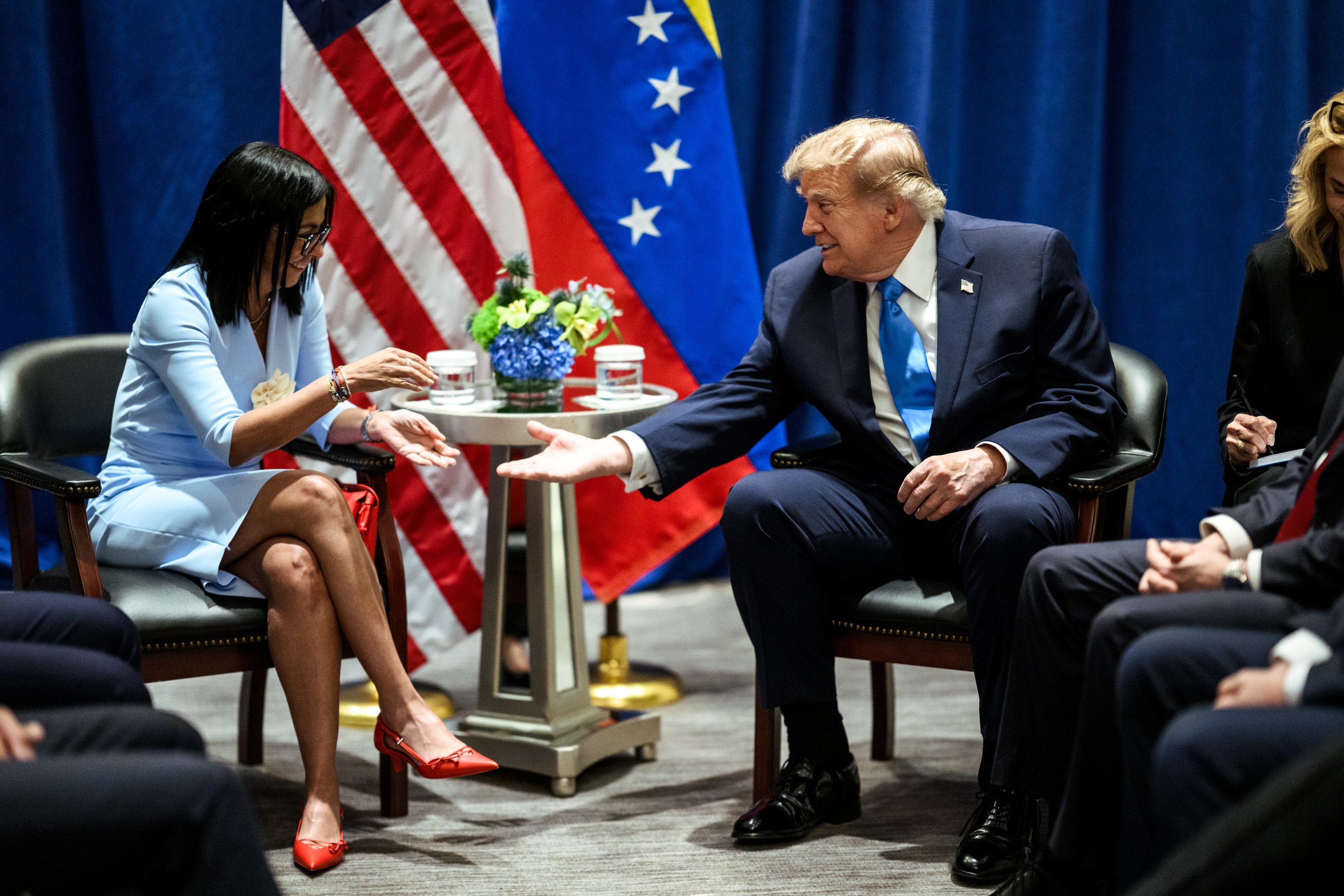 特朗普首次会晤委内瑞拉代总统,现场画面曝光