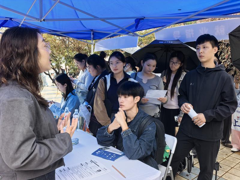用人单位工作人员现场向求职者介绍企业和招聘信息