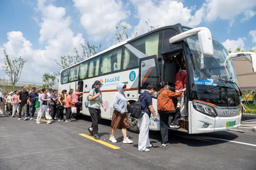 大目湾站发往松兰山的旅游直通车.jpg