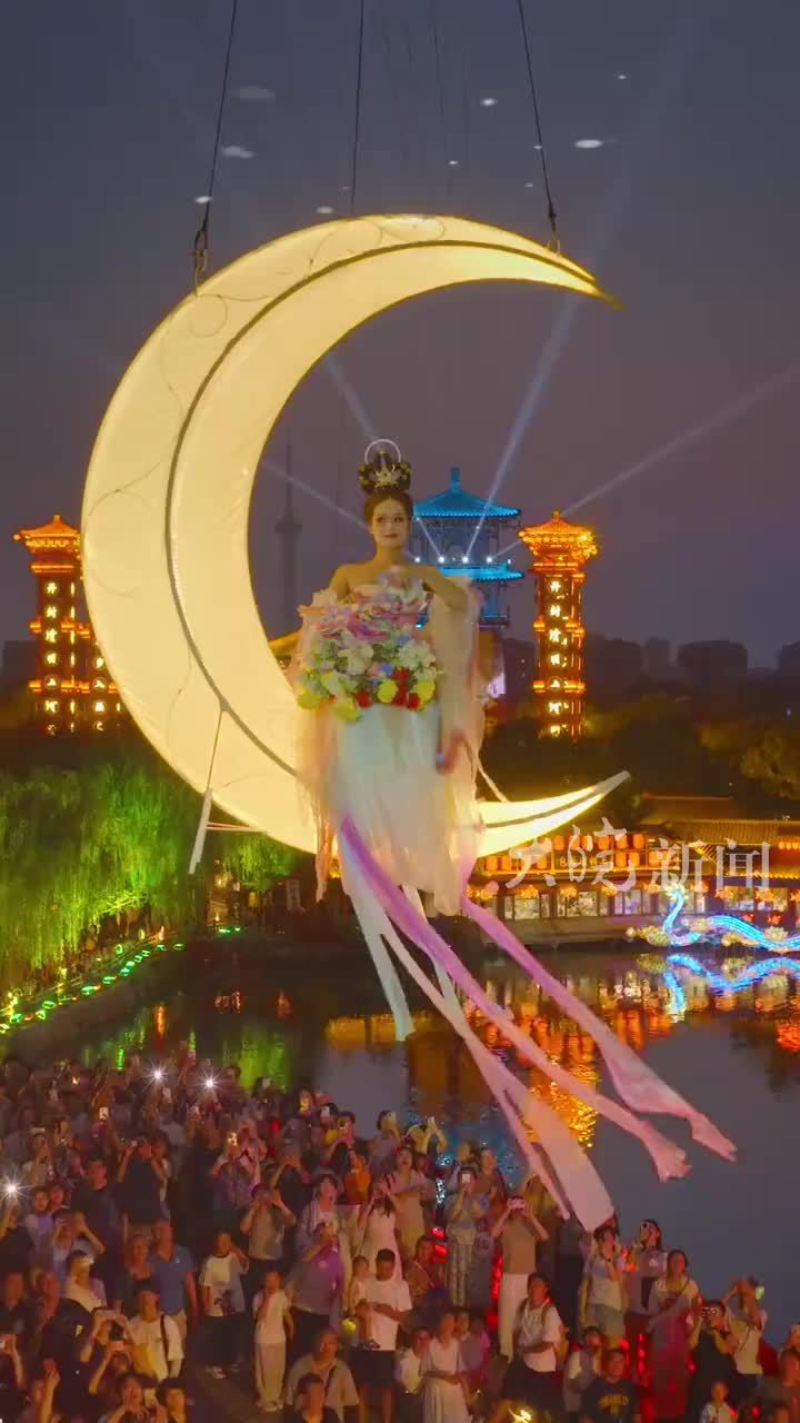 清明上河园，嫦娥揽月而飞 #被开封的天女散花惊艳到了！清明上河园嫦娥揽月而飞，大宋中秋的浪漫在此刻具象化了～#中秋节 #大宋飞天秀 #清明上河园 #第一视角