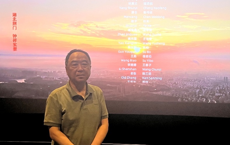 本文作者银幕前留影
