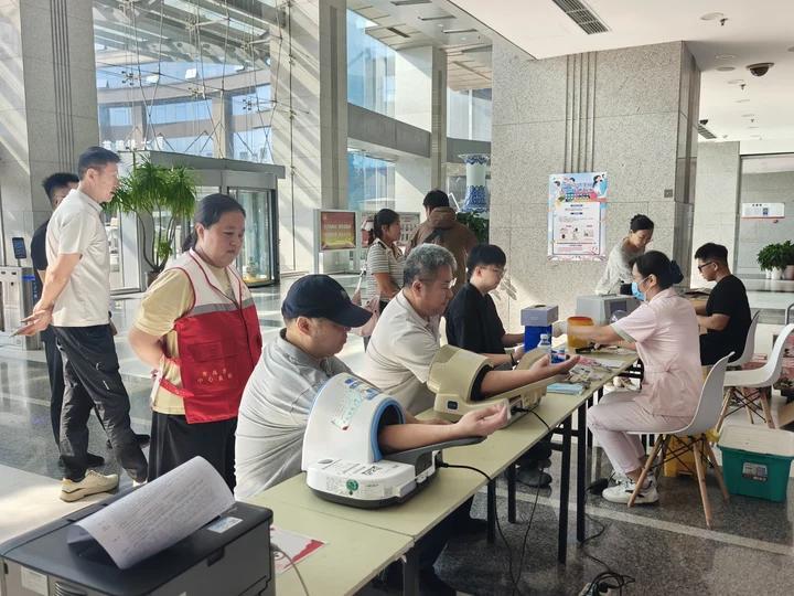 热血点亮生命 爱心联通万家 ——中国联通青岛市分公司开展无偿献血公益活动