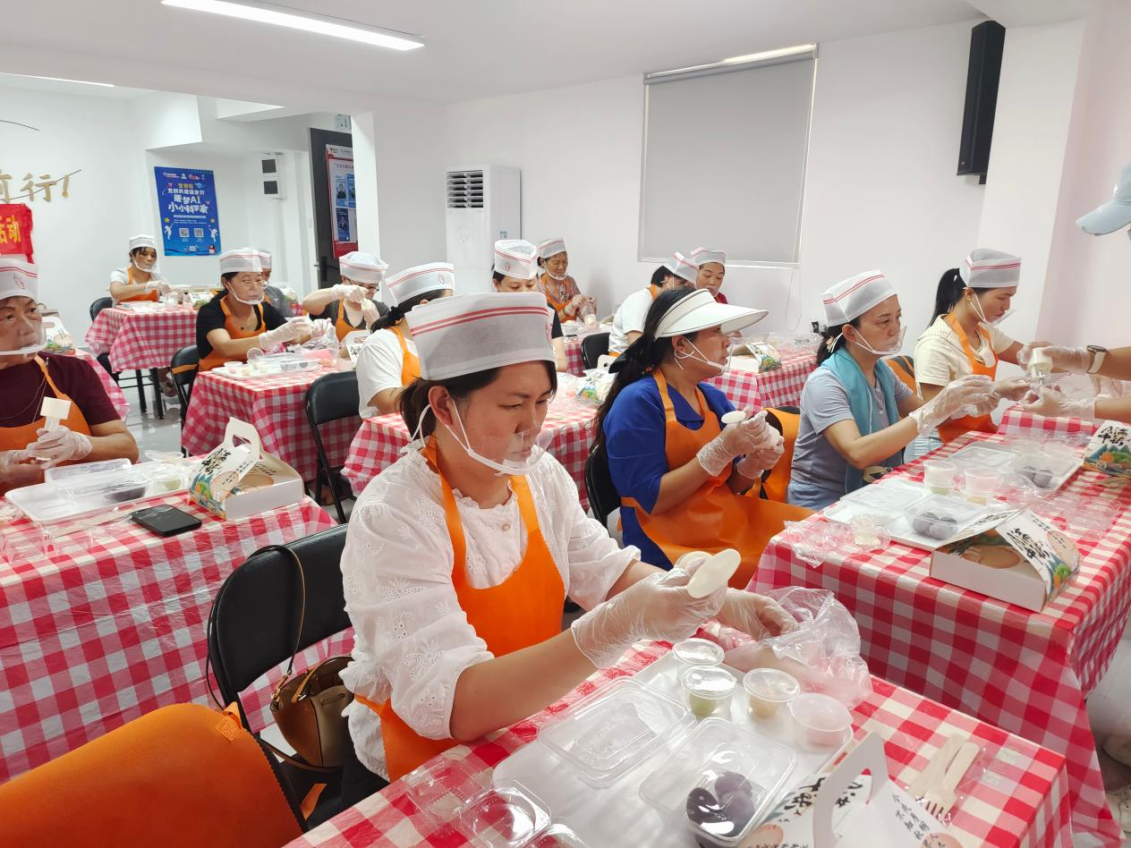 桃源社区工联会喜迎中秋佳节 巧手乐享团圆活动走进辖区企业