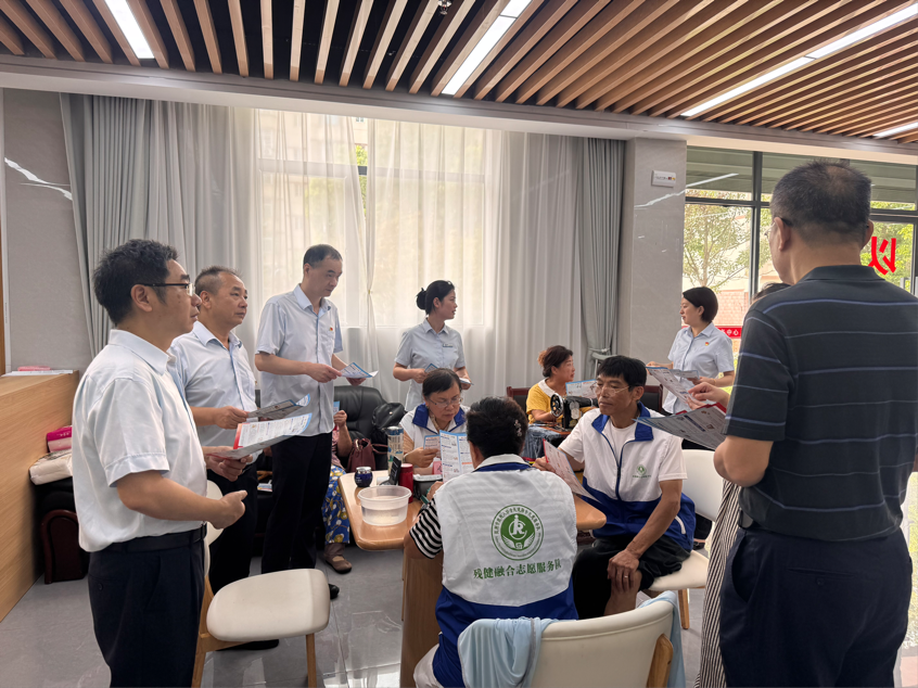 工作人员向群众讲解防非相关知识