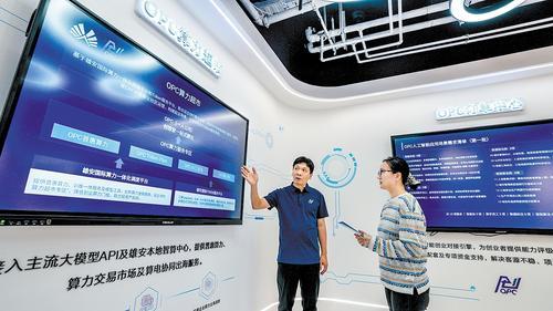 9月11日，雄安创想家OPC社区协作体工作人员为创业者（右）介绍优惠政策。