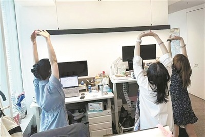 同事结伴在办公室做“微运动”