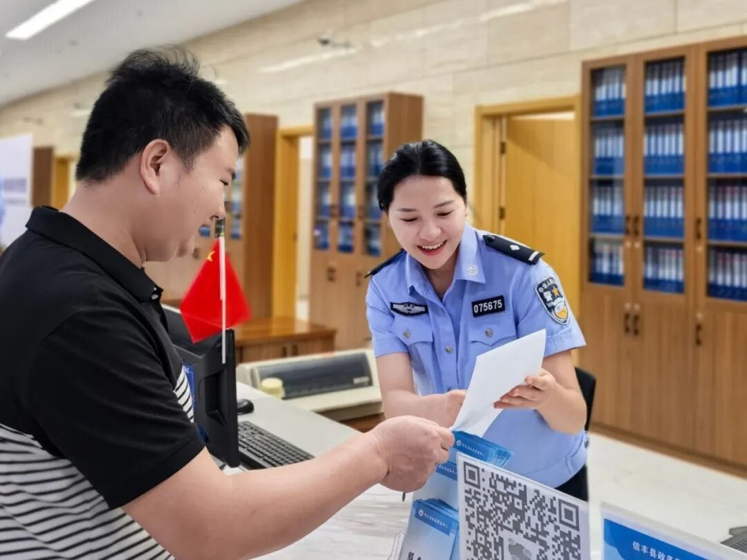近日 ,在信丰县公安办证窗口,户籍民警以“如我办证”视角,精准查找待改进之处。魏骅 摄