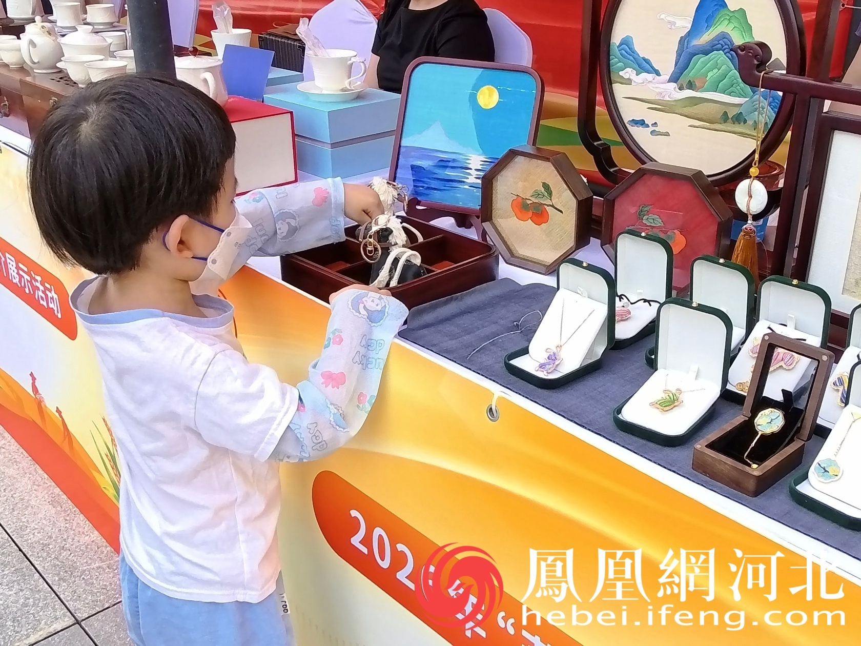 小女孩正在挑选定州缂丝产品