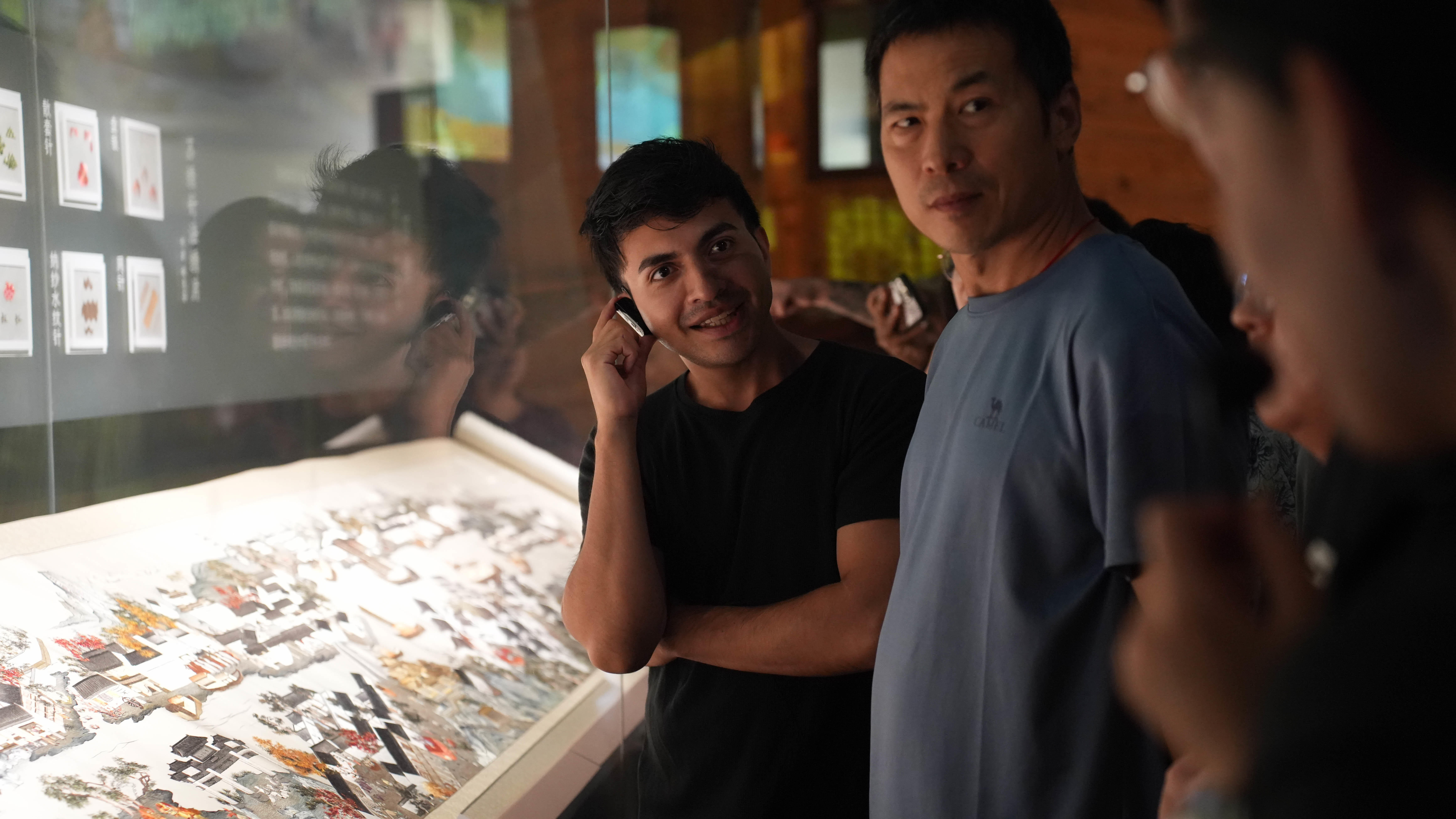哥伦比亚留学生凯撒听讲解员讲解。长城网・冀云客户端记者 寇瑄 摄