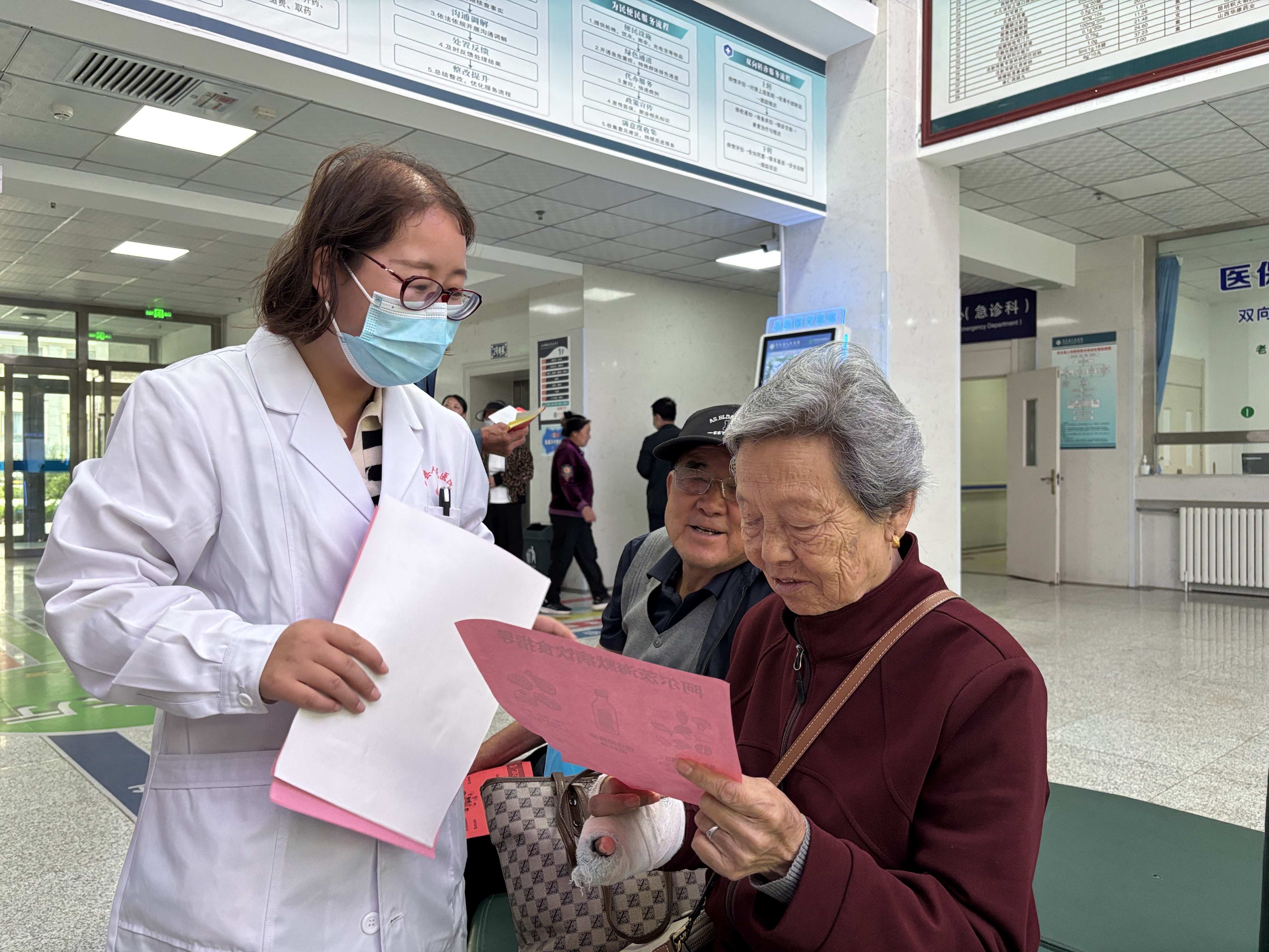 (图片为医务人员发放宣传资料)