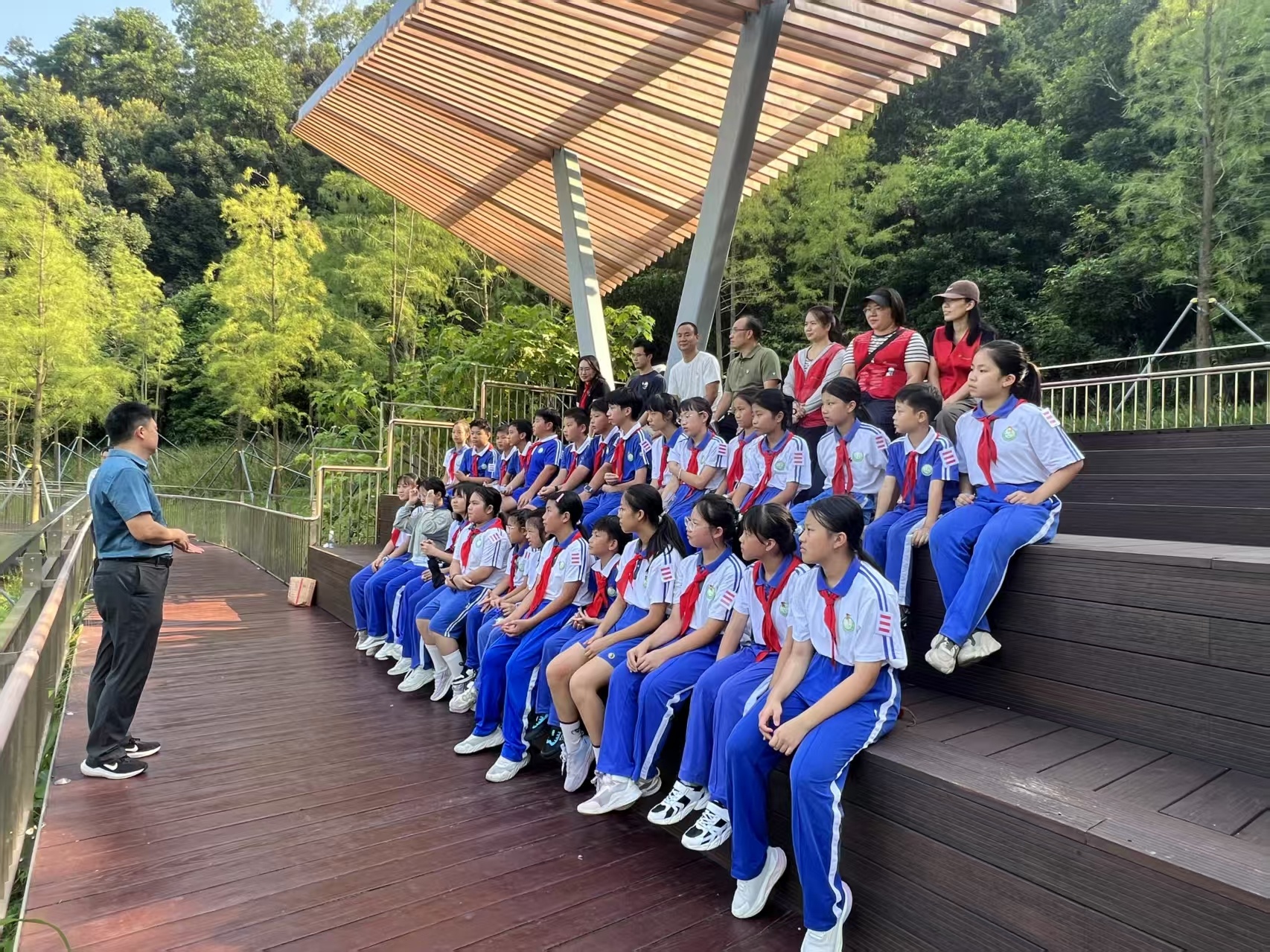 家校社联动为鱼儿寻新家 党建带队建做生态护苗先锋 ——草埔小学开展“为龟鱼寻新家,与自然共生长”生命与生态教育实践活动
