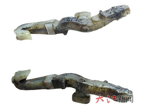 龙形玉带钩。
