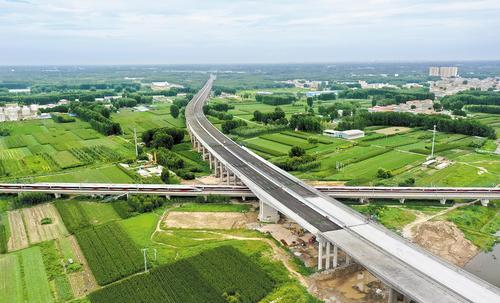 近日拍摄的京雄高速公路二期项目施工现场。本报记者 许佳奇摄