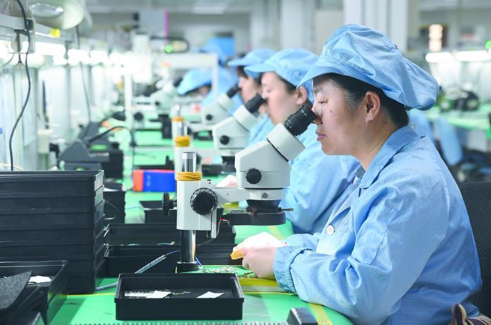 工作人员加紧生产自主研发的高端时频器材。图片来源:石家庄新闻网