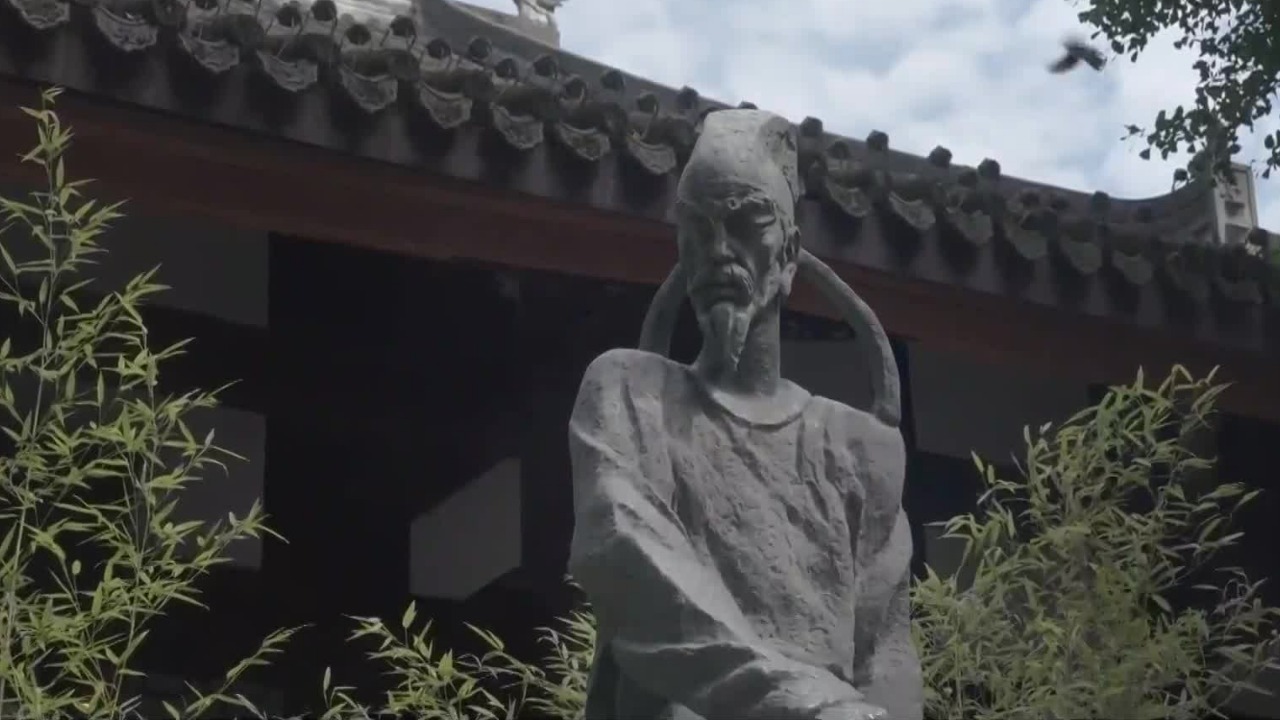 安史之乱后，杜甫落脚成都，锦江洗去了他的疲惫，也点燃了新的诗情