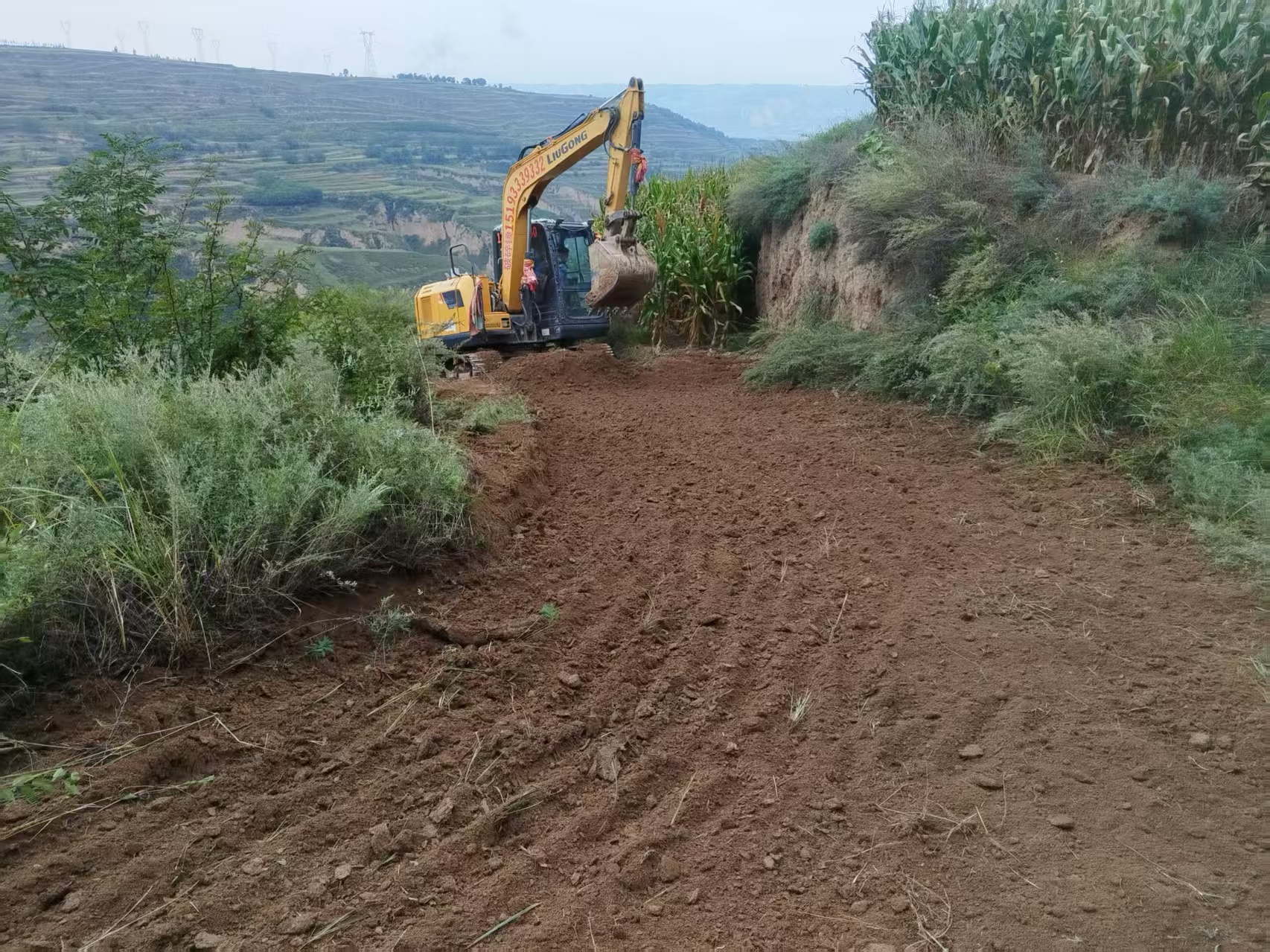 图为畅通秋收田间道路.jpg