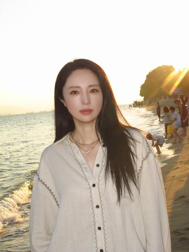 董璇鼓浪屿海边拍大片 落日相伴尽显温柔