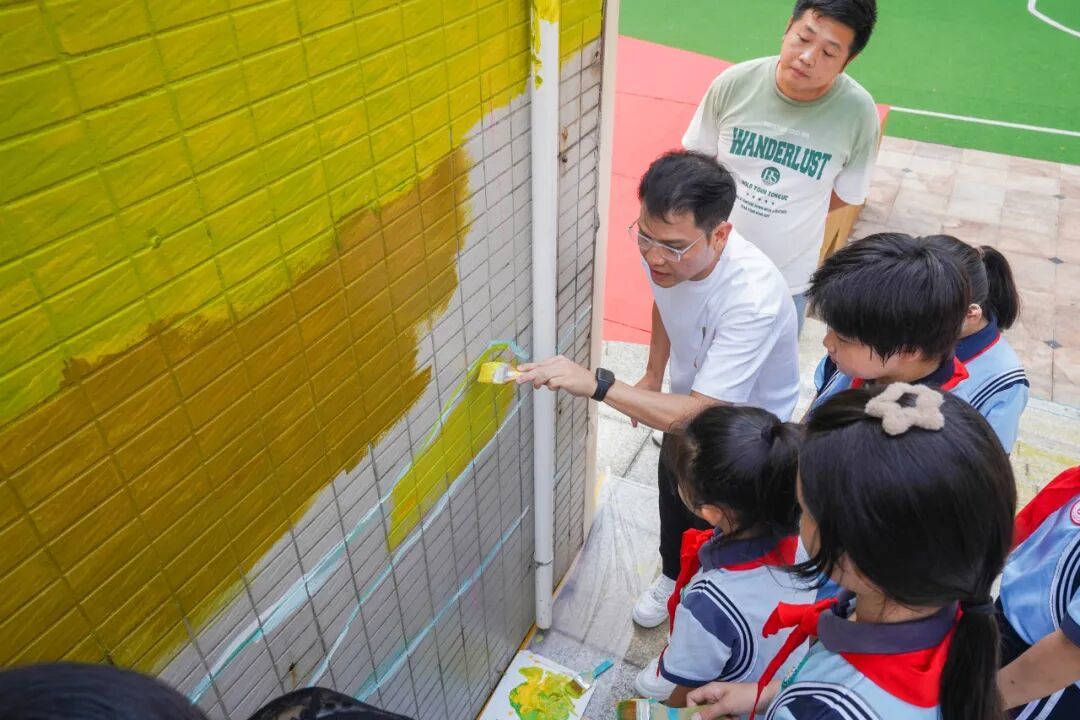 教师指导学生、家长绘画（罗伟良/摄）