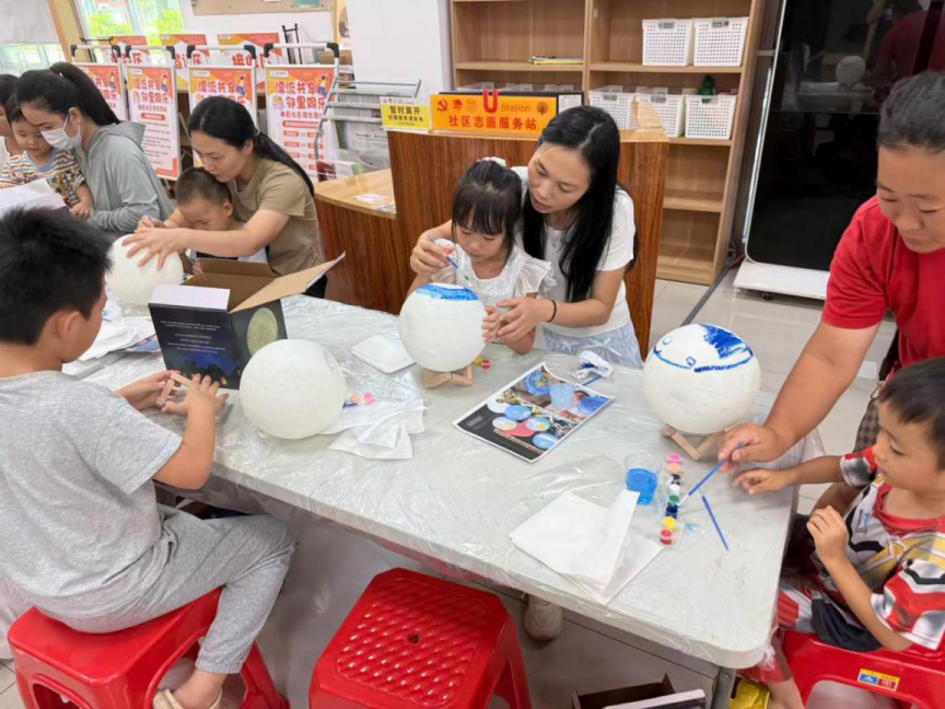 把月亮带回家!西乡街道南昌社区月球灯DIY,让邻里共赴一场“月圆之约”