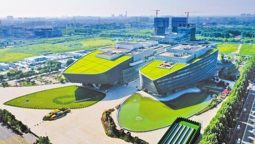 河北立足区位优势,抢抓京津冀协同发展和“东数西算”工程建设机遇,加速布局环京智能算力集聚区,建成投运大型及以上算力中心88个。 图为近日拍摄的廊坊市京津冀大数据创新应用中心。本报记者 赵永辉摄