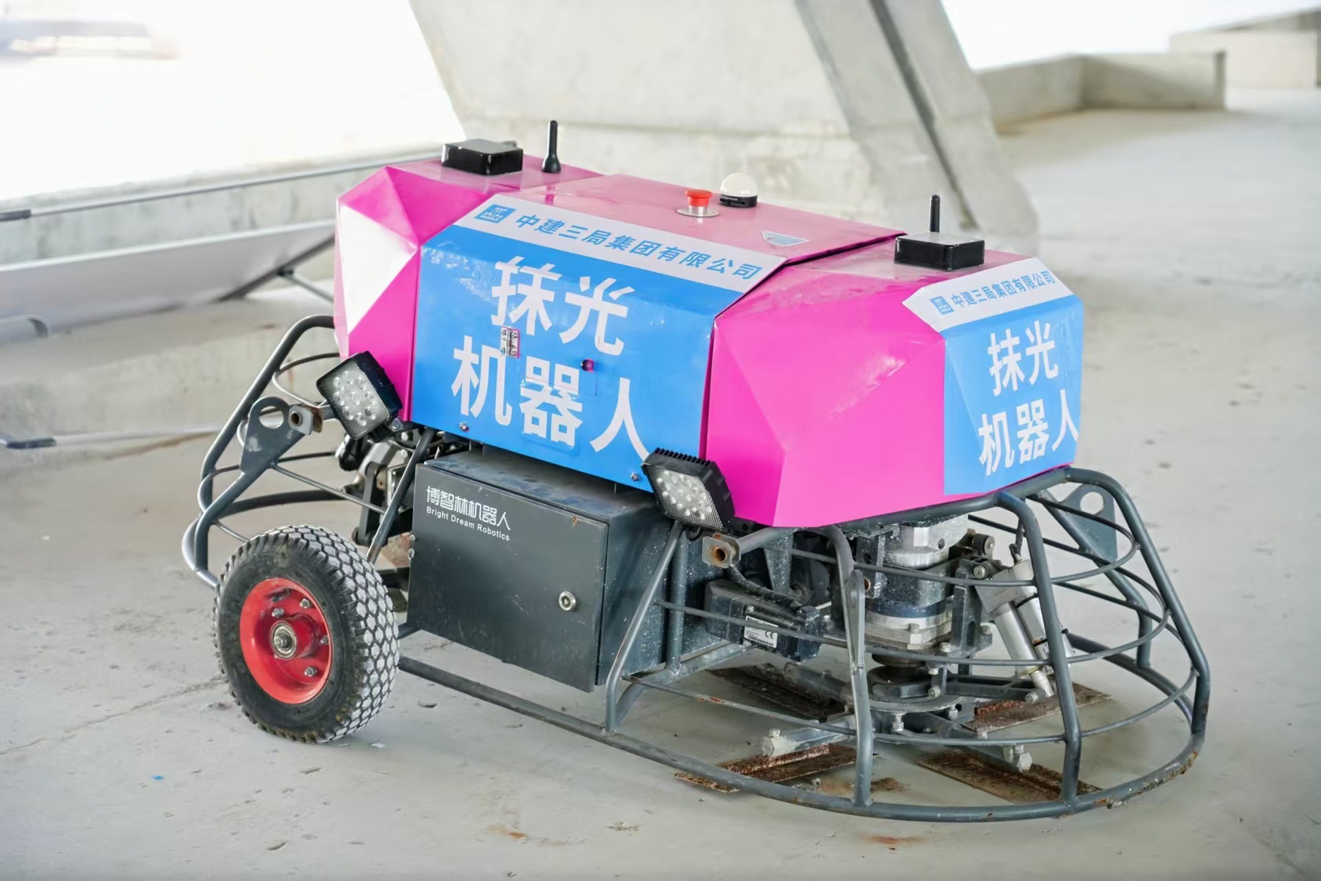 “超级工地”迎来建筑“钢铁侠”