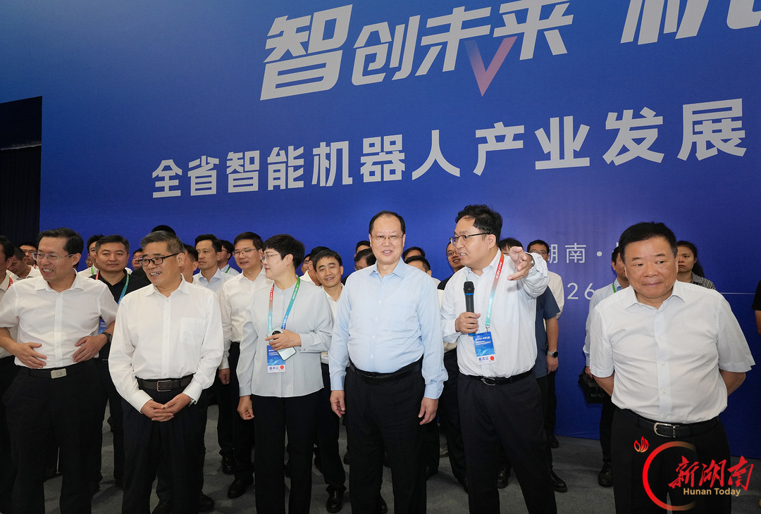 毛伟明参观展览。