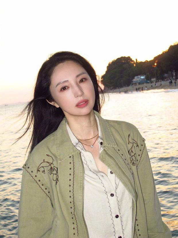 董璇鼓浪屿海边拍大片 落日相伴尽显温柔