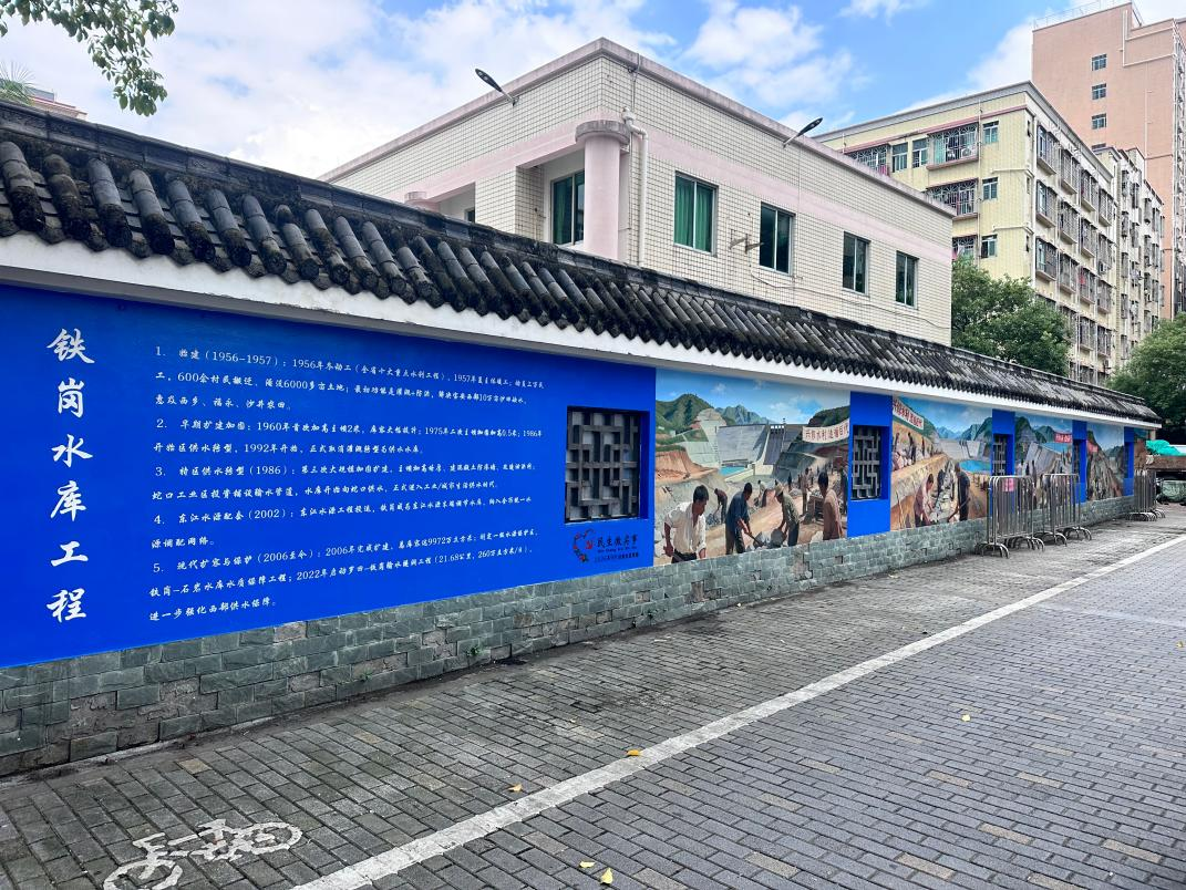 告别斑驳旧墙!铁岗社区307㎡临街墙面“美颜”升级