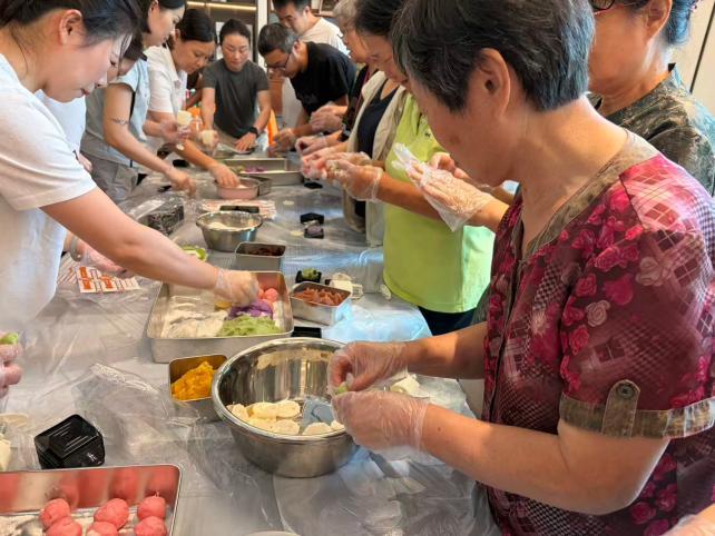 指尖揉进团圆意，冰皮裹出文明风