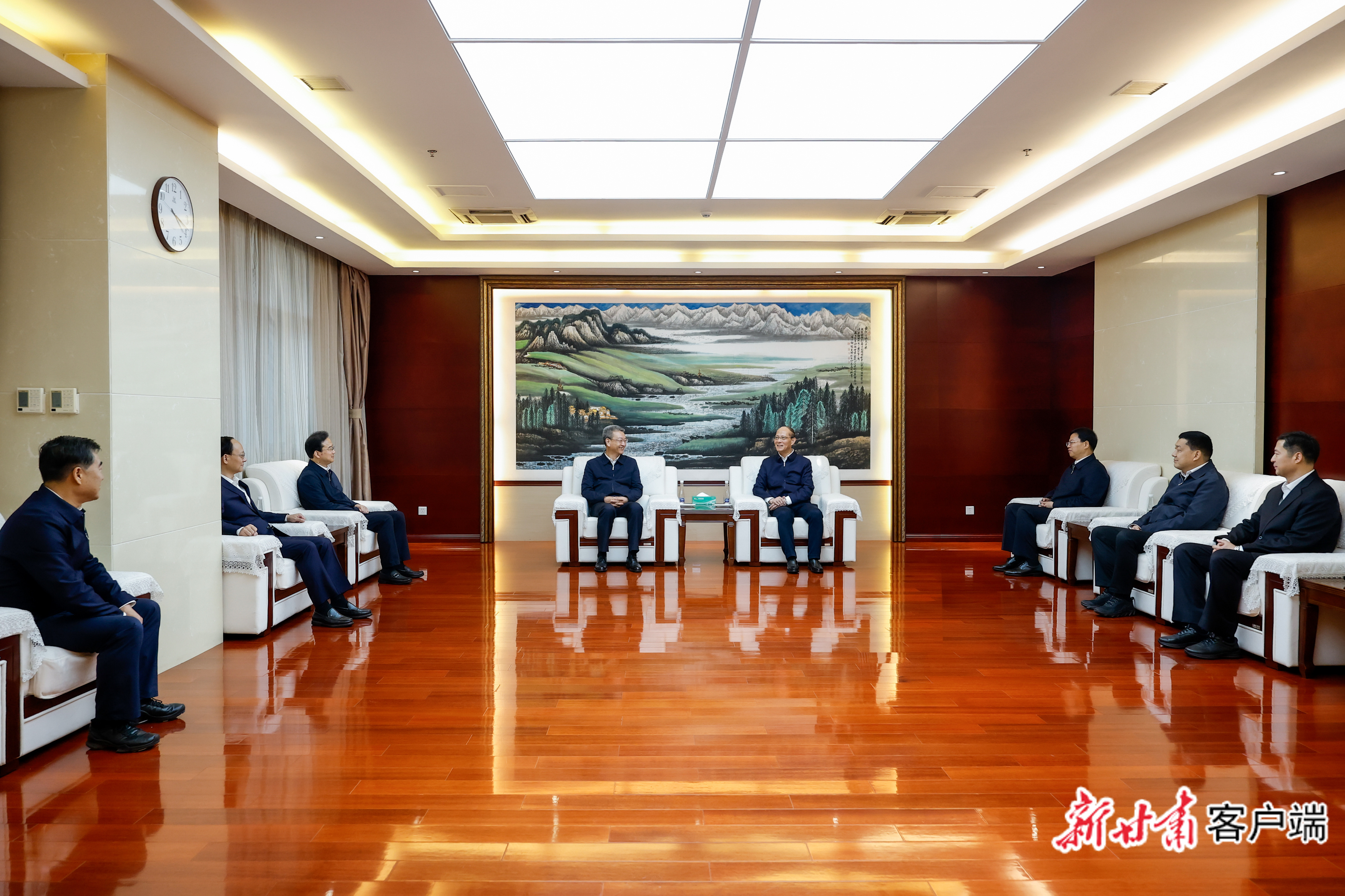 9月23日,省委书记吴晓军同省政府班子成员见面交流。新甘肃·甘肃日报记者 孟捷