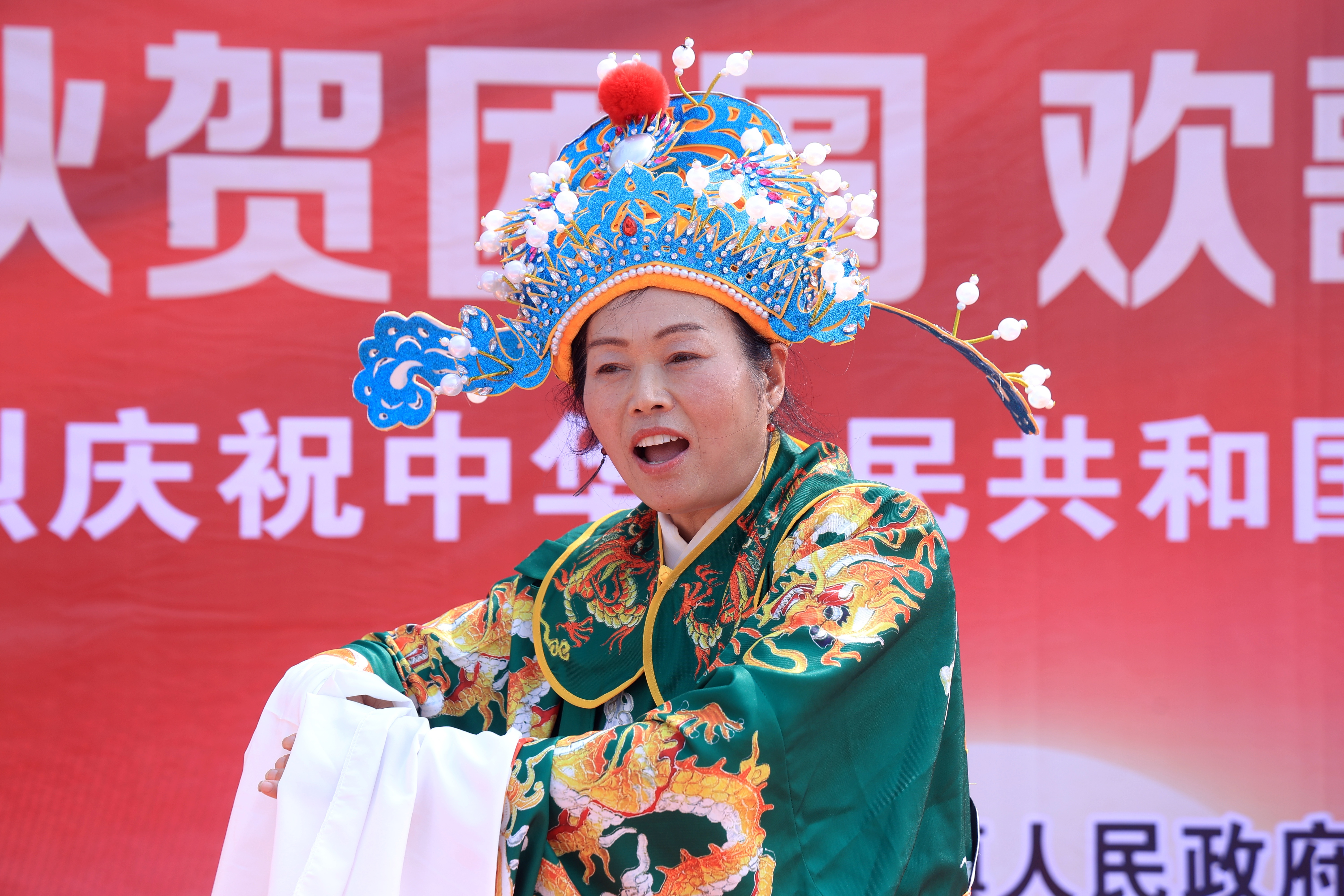 柘城县朱襄镇:文艺汇演进乡村 家国同庆迎双节