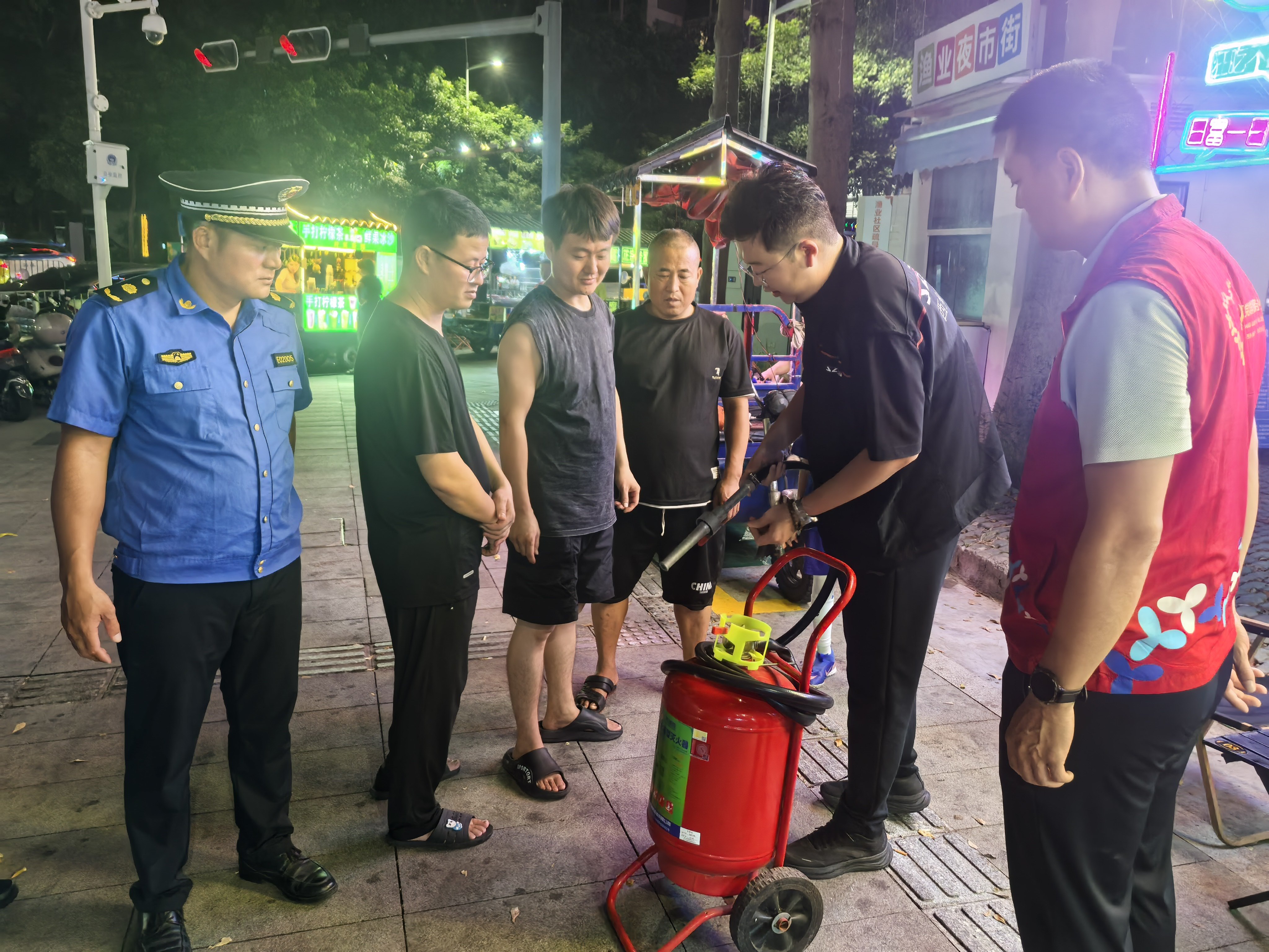 烟火有序,安全护航!渔业社区夜市筑牢双节安全防线