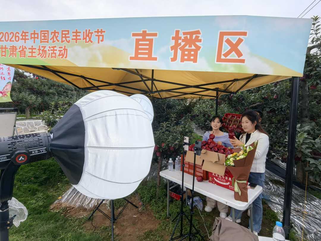 图为网络主播在果园内开展“云端助农”电商直播　经济日报记者　陈发明摄