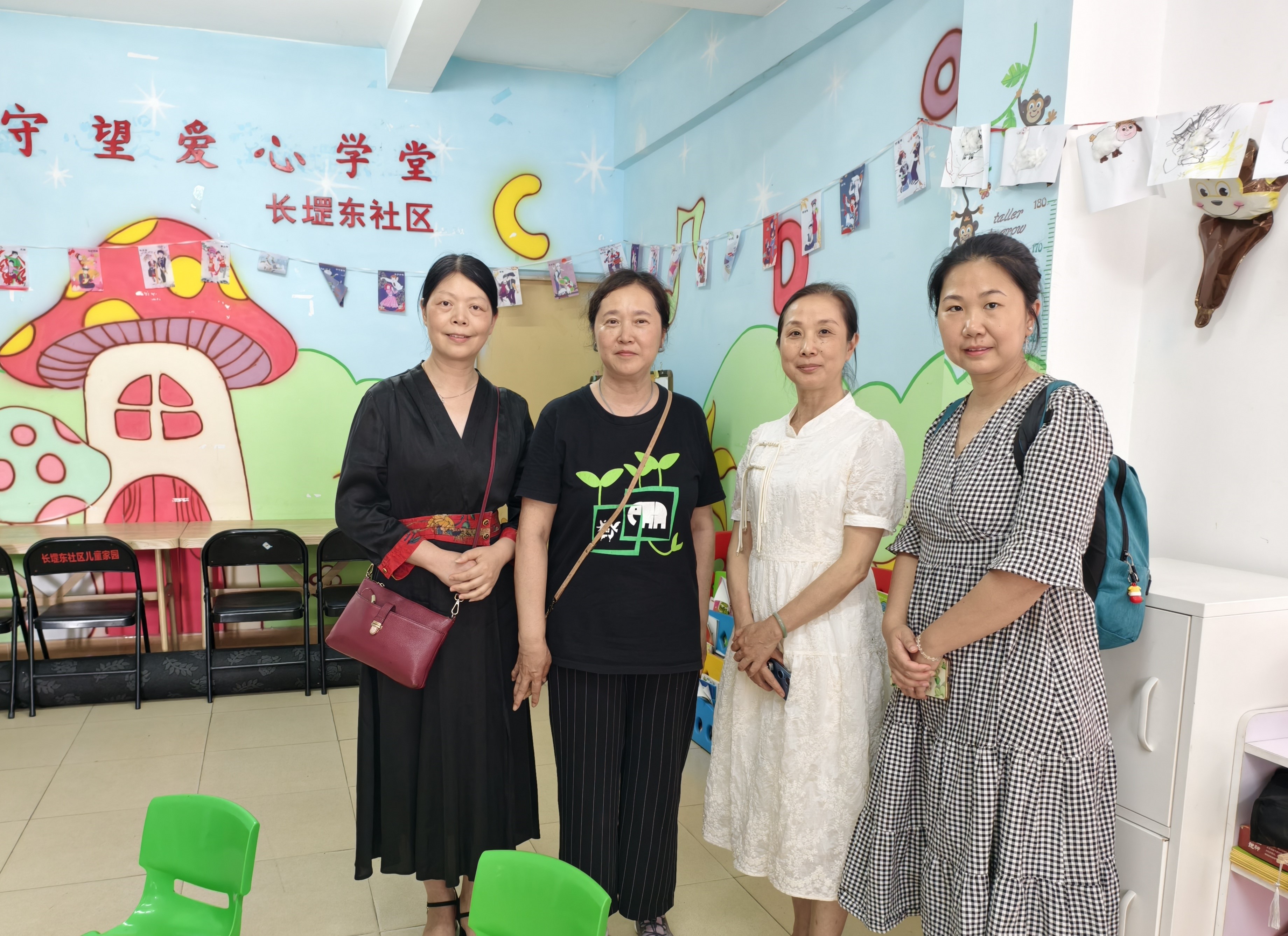 林岳(左二)走访广西南宁本土社区组织