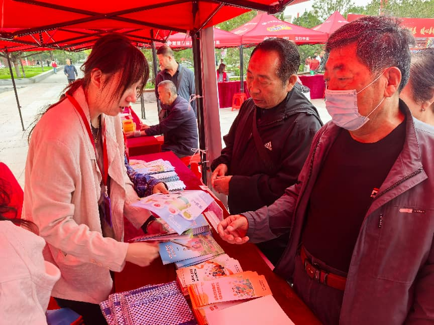 工作人员向群众发放宣传资料